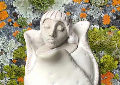 oya-en-ceramique-en-forme-d-elfe-et-de-fleur-blanche