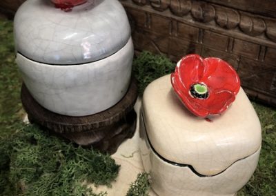 petites-boites-en-ceramique-avec-coquelicot