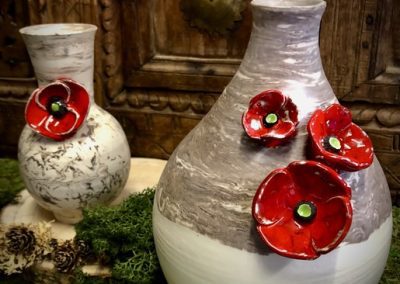 vase-en-ceramique-avec-des-coquelicots