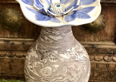 vase-en-ceramique-neriage-avec-fleur-en-forme-de-bleuet.