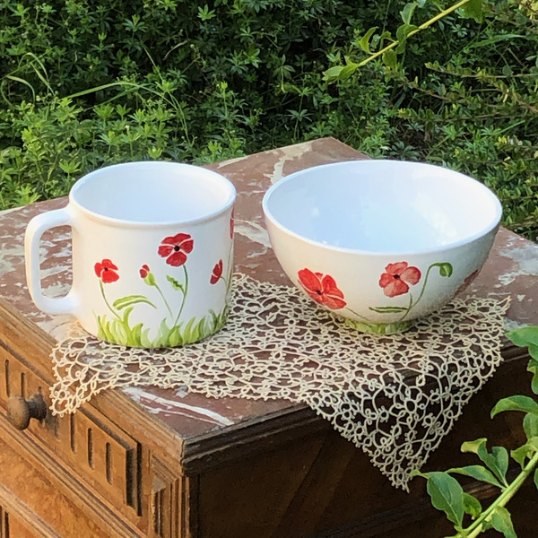 bol-et-tasse-design-retro-avec-motif-coquelicot-peint-a-la-main