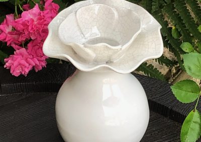 vase-blanc-avec-col-en-forme-de-pavot-blanc-craquele