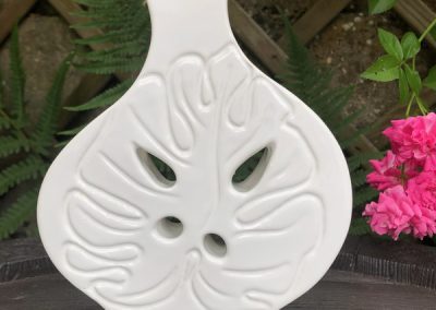 vase-en-ceramique-blanc-avec-motif-de-feuille-de-monstera