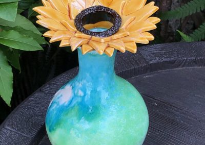 vase-en-ceramique-bleu-vert-avec-un-col-en-forme-de-tournesol-jaune