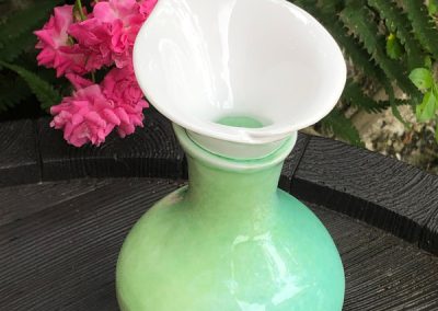 vase-vert-avec-col-en-forme-d-arum-blanc