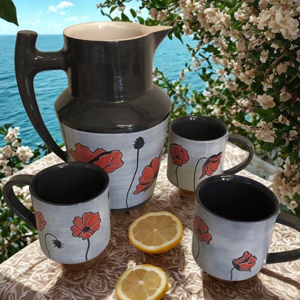 service-grand-broc-et-mugs-avec-des-coquelicots-dessines-a-la-main-en-ceramique