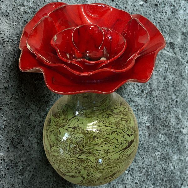 vase-marbre-vert-avec-un-col-en-forme-de-coquelicot