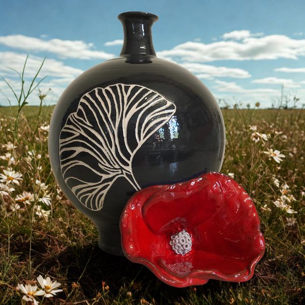 vase-sperique-noir-avec-en-decoration-une-feuille-de-gingko-et-un-coquelicot-en-ceramique