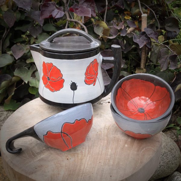 tisaniere-en-ceramique-artisanale-motif-coquelicot-style-art-deco-avec-une-tasse-et-deux-petits-bols-coquelicots