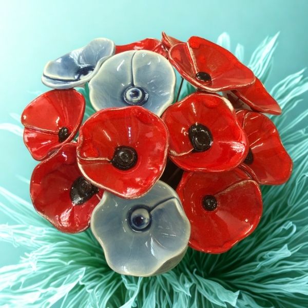 Bouquet-de-petits-coquelicots-en-ceramique-rouges-et-bleus