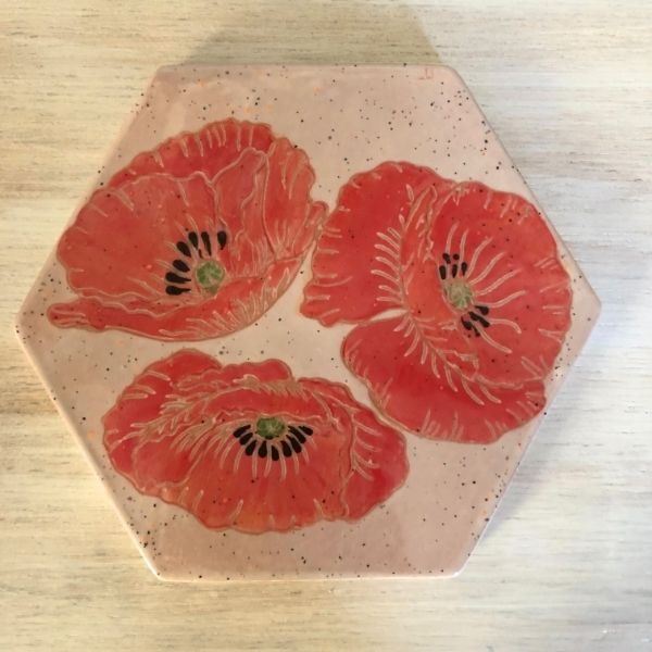 Dessous-de-plat-hexagonal-en-ceramique-decor-trois-gros-coquelicots