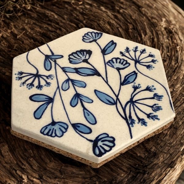 Dessous-de-plat-hexagonal-en-ceramique-decor-fleurs-bleues-dessous-revetu-de-liege