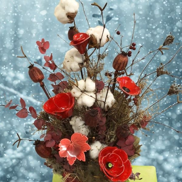 composition-florale-de-coquelicots-en-ceramique-et-de-fleurs-de-coton-et-sechees