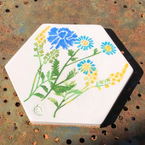 Tommette-hexagonale-dessous-de-plat-en-ceramique-avec-decor-fleurs-bleues-et-jaunes