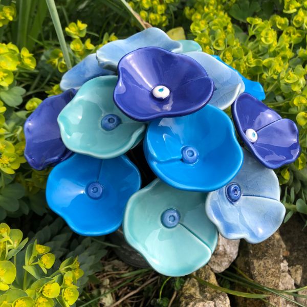 bouquet-de-mini-fleurs-en-ceramique-de-differentes-couleurs-bleues