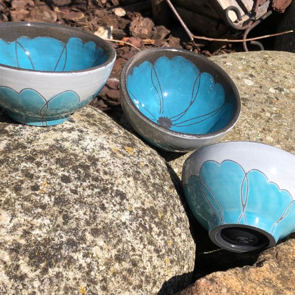 petits-bols-en-ceramique-avec-une-decoration-art-deco-fleur-turquoise