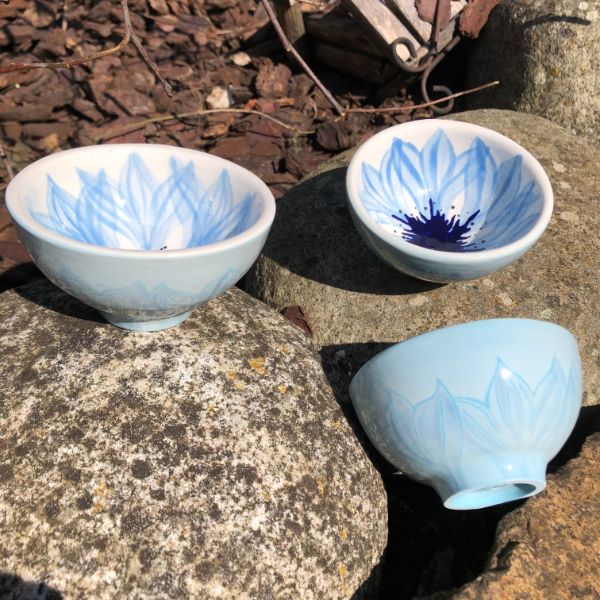 petits-bols-en-ceramique-avec-une-decoration-fleur-de-bleuet