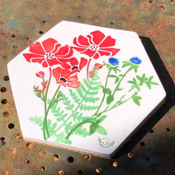 tommette-hexagonale-dessous-de-plat-en-ceramique-avec-comme-decor-des-coquelicots-et-des-chardons-bleus-et-une-feuille-de-fougere
