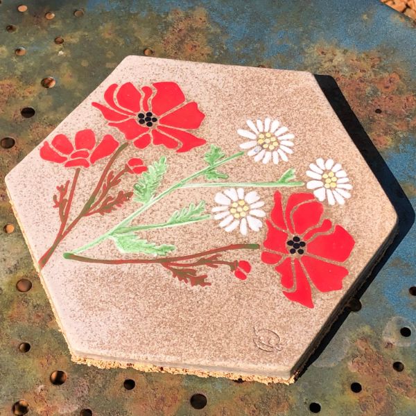 tommette-hexagonale-dessous-de-plat-en-ceramique-avec-decor-coquelicots-et-marguerites