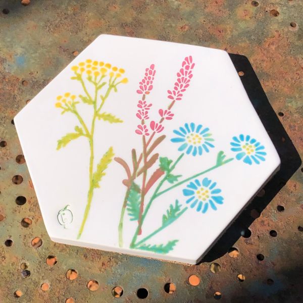 tommette-hexagonale-dessous-de-plat-en-ceramique-avec-decor-fleuri-rose-bleu-et-jaune