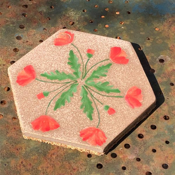 tommette-hexagonale-en-ceramique-avec-decor-style-carreau-ciment