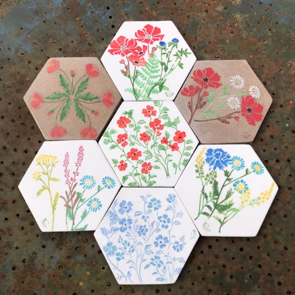 tommettes-hexagonales-dessous-de-plat-en-ceramique-avec-des-decors-floraux