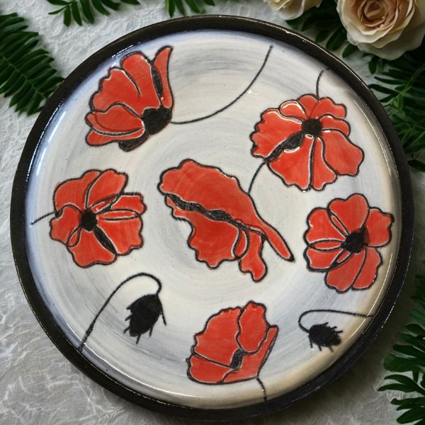 Assiette-en-ceramique-artisanale-avec-decor-art-deco-coquelicots