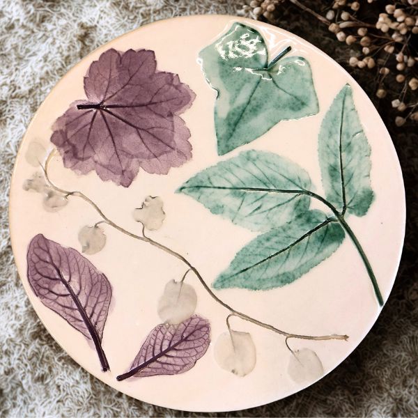 Petit-plat-en-ceramique-artisanale-avec-decor-impression-vegetale-aux-couleurs-pastels