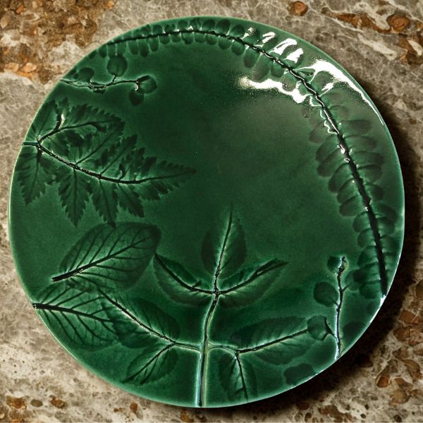 Petit-plat-en-ceramique-artisanale-avec-impression-vegetale-email-vert-de-cuivre