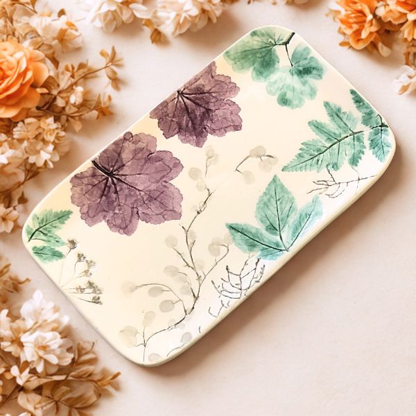Petit-plateau-en-ceramique-artisanale-avec-impression-vegetale-aux-couleurs-pastels
