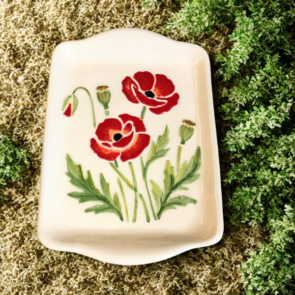 Petit-plateau-en-ceramique-artisanale-avec-un-decor-bouquet-de-coquelicots