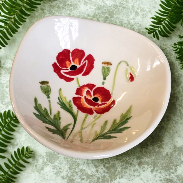 coupelle-de-forme-irreguliere-en-ceramique-blanche-avec-un-motif-de-coquelicot-au-centre