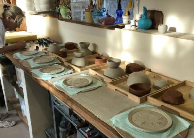 poteries-en-faience-rouge-et-blanche-realisees-en-stage-a-l-atelier